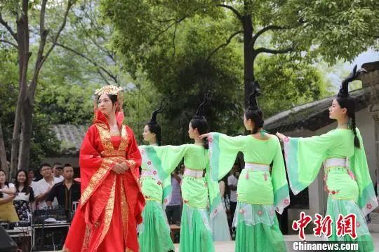 昭君故里湖北省兴山县举行“昭君望乡”表演。&nbsp; 蔡亮 摄