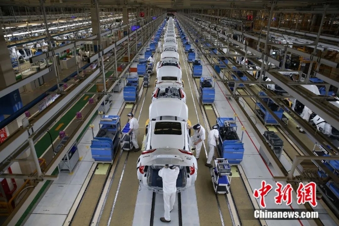 湖北一工厂生产车间一派繁忙。张畅 摄