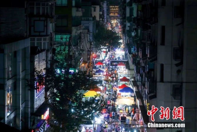 武汉保成路夜市。张畅 摄