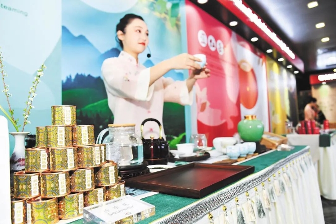 推介会现场，湖北特色茶展示区。
