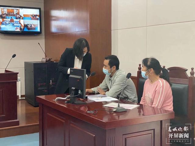 昆明这4家店卖冒牌“七度空间”卫生巾遭索赔(春城晚报-开屏新闻记者 柏立诚 摄)