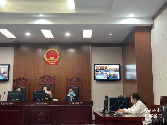 昆明这4家店卖冒牌“七度空间”卫生巾遭索赔(春城晚报-开屏新闻记者 柏立诚 摄)