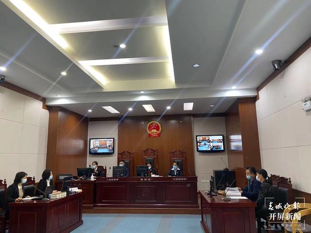 昆明这4家店卖冒牌“七度空间”卫生巾遭索赔(春城晚报-开屏新闻记者 柏立诚 摄)