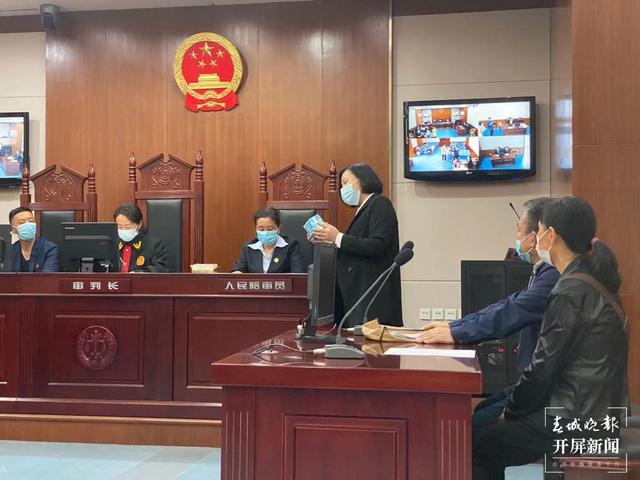 昆明这4家店卖冒牌“七度空间”卫生巾遭索赔(春城晚报-开屏新闻记者 柏立诚 摄)