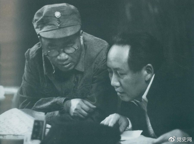 1945年4月,毛泽东和朱德在中国共产党第七次全国代表大会上。