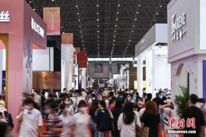 资料图:民众在消博会珠宝钻石展区参观。 <a target='_blank' href='http://www.chinanews.com/'>中新社</a>记者 崔楠 摄 资料图:民众在消博会珠宝钻石展区参观。 <a target='_blank' href='http://www.chinanews.com/'>中新社</a>记者 崔楠 摄