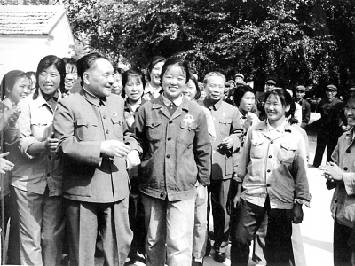 1978年9月邓小平视察大庆油田时与职工亲切交谈.jpg