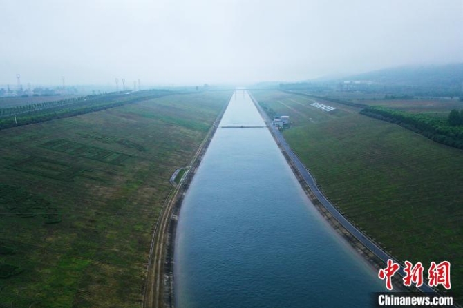 图为丹江水通过南水北调工程输送到北方。　李超庆 摄
