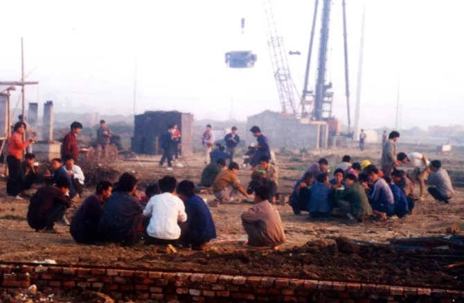 工地晨曲:建设者的早餐 沈文进摄于1994年 工地晨曲:建设者的早餐 沈文进摄于1994年