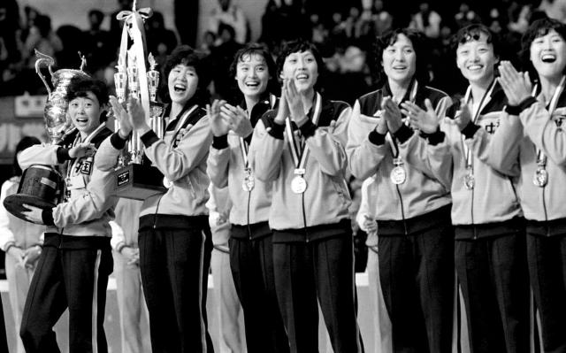 1981年11月16日，首次登上女排世界杯冠军领奖台的中国女排队员笑逐颜开。.jpeg