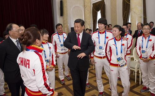 2月7日，中共中央总书记、国家主席、中央军委主席习近平在俄罗斯索契亲切看望参加第二十二届冬季奥林匹克运动会的中国体育代表团。这是习近平同运动员亲切交流。.jpg