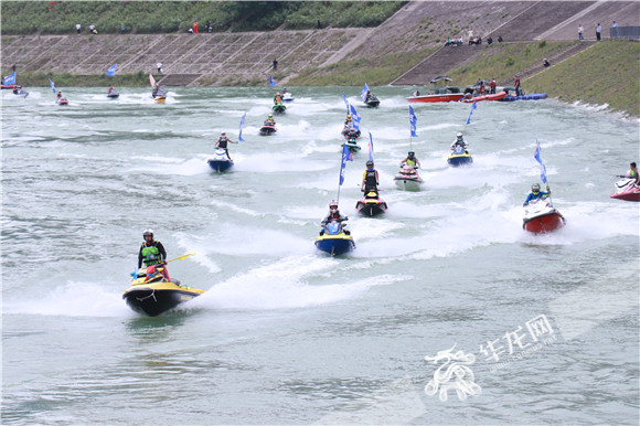 运动健儿们驾驶着摩托艇在乌江水面快速飞驰。华龙网-新重庆客户端 葛彧 摄 3运动健儿们驾驶着摩托艇在乌江水面快速飞驰。华龙网-新重庆客户端 葛彧 摄