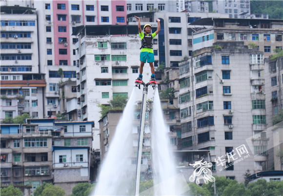 运动员们变身“水上钢铁侠”。华龙网-新重庆客户端 葛彧 摄 4运动员们变身“水上钢铁侠”。华龙网-新重庆客户端 葛彧 摄