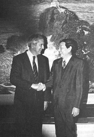1994年1月20日，朱镕基在人民大会堂会见美国财政部部长本特森。.jpg