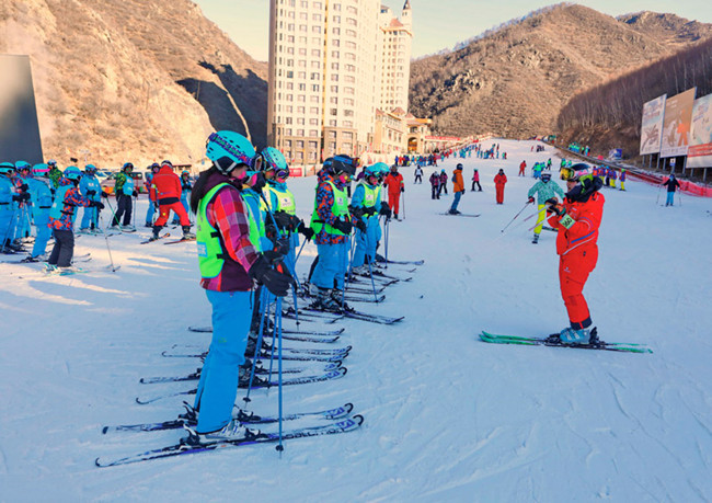 2019年1月7日，一名教练在张家口市崇礼区万龙滑雪场给学员讲解滑雪技巧。_副本.jpg