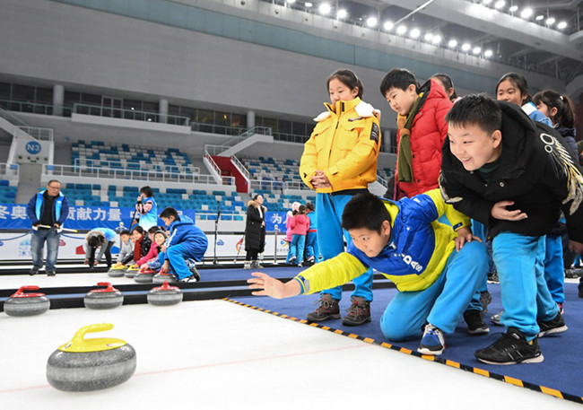 2019年12月10日，北京史家实验学校的学生在“冰立方”体验冰壶。_副本.jpg