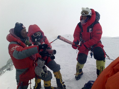 2008年5月8日，北京奥运圣火珠峰传递登山队成功登顶珠峰。这是罗布占堆（左）点燃第一棒火炬手吉吉手中的“祥云”火炬。.jpg