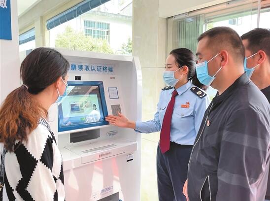 怒江税务部门邀请体验师感受服务。 本报通讯员 欧晓琪 摄