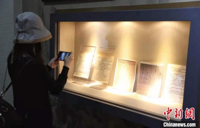 图为游客正在参观中原突围纪念馆 张畅 摄 图为游客正在参观中原突围纪念馆 张畅 摄