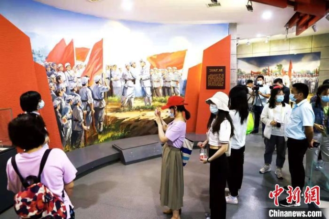 图为游客正在参观中原突围纪念馆 张畅 摄 图为游客正在参观中原突围纪念馆 张畅 摄