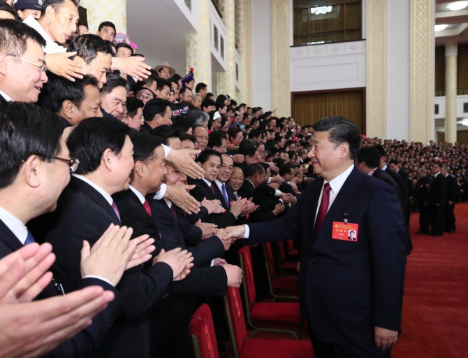 2017年10月25日下午，中央领导同志在北京人民大会堂同出席党的十九大代表、特邀代表和列席人员合影留念。这是习近平同志与代表亲切交谈。.jpg