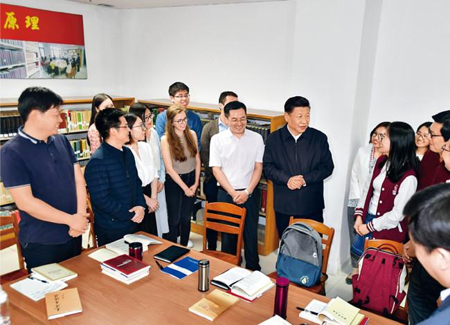 2018年5月2日，中共中央总书记、国家主席、中央军委主席习近平来到北京大学考察。这是习近平在北京大学马克思主义学院，与正在就“解读新时代”进行座谈交流的中外学生亲切交谈。_副本.jpg