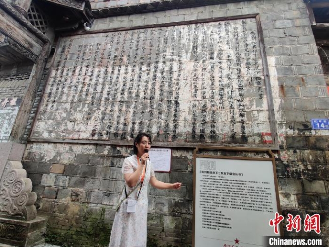 缓步前行,只见“红军街”牌坊下,满满一墙的文告映入眼帘。 叶秋云 摄 缓步前行,只见“红军街”牌坊下,满满一墙的文告映入眼帘。 叶秋云 摄