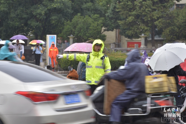 今年雨季以来昆明交警“雨”你同行2.jpg