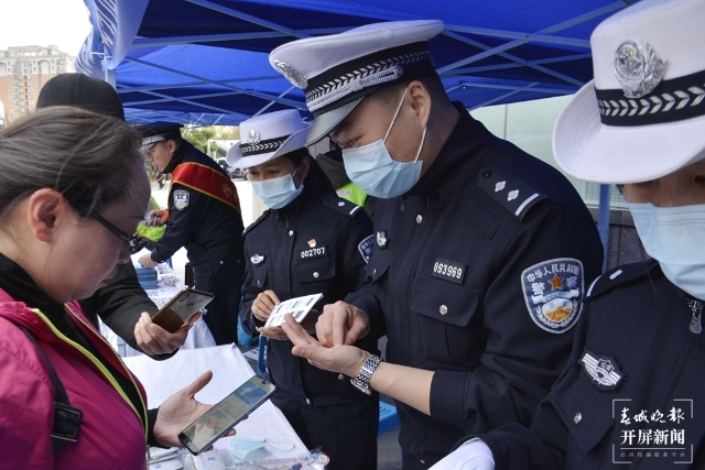 交警支队交管业务流动服务站深入社区开展交通安全宣传2.jpg