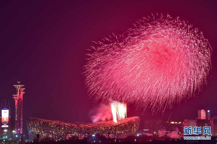 6月28日晚，庆祝中国共产党成立100周年文艺演出《伟大征程》在国家体育场盛大举行。这是焰火盛放在国家体育场上空。新华社记者 陈钟昊 摄_副本.jpg