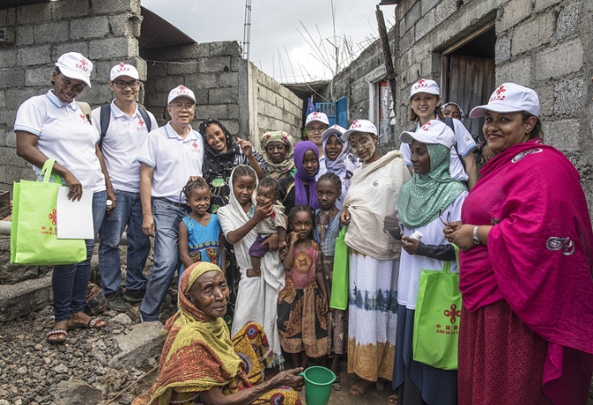 1625051798457512.jpg 广东青蒿素抗疟团队与非洲民众合影_副本.jpg