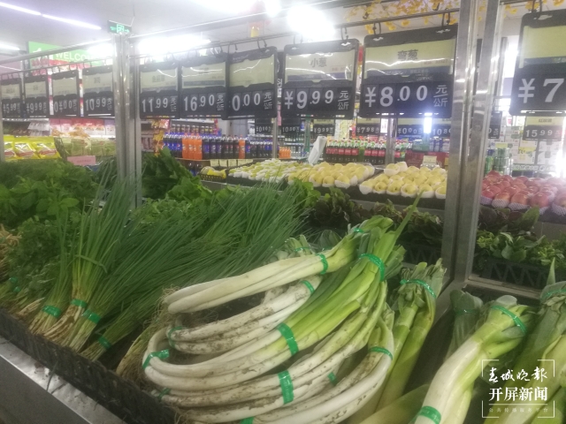 昆明大葱降价(春城晚报-开屏新闻记者 夏体雷 摄)