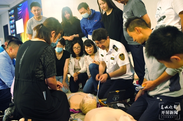 @云南人 4800台AED已覆盖全省16个州市,遇到紧急情况可直接取用(记者罗宗伟摄影报道)