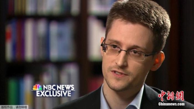 资料图:2014年5月29日消息,“棱镜门”曝光者爱德华·斯诺登日前接受了美国全国广播公司(NBC)的独家采访。在访问中,斯诺登称他曾在美国情报机构的安排下在海外执行卧底任务,并曾做过从前线到高层的各项工作。此外,他还就自己目前逃亡海外的状况表示,如果他能够去世界上的任何地方,那么他想去的地方就是自己的家。 点击进入下一页
