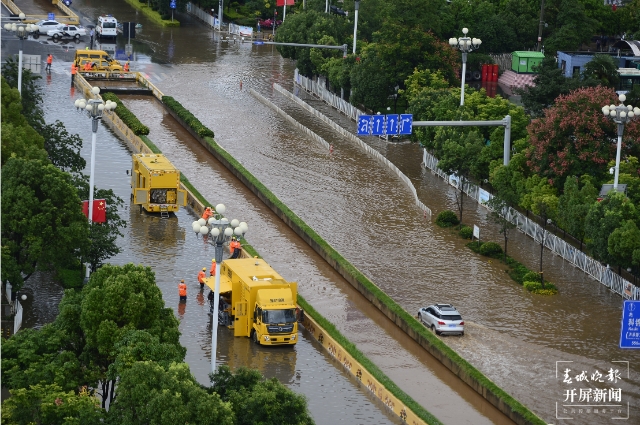 强降雨后昆明海源中路断交，水深处达30mm 春城晚报-开屏新闻记者 孙琴霞 文 龙宇丹 摄