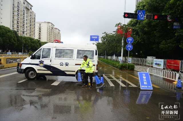 强降雨后昆明海源中路断交，水深处达30mm 春城晚报-开屏新闻记者 孙琴霞 文 龙宇丹 摄