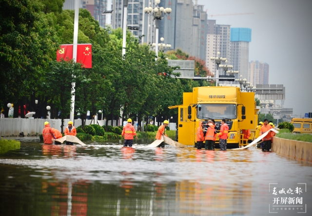 强降雨后昆明海源中路断交，水深处达30mm 春城晚报-开屏新闻记者 孙琴霞 文 龙宇丹 摄