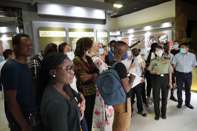  7月13日下午，来自13个非洲国家的青年代表在中国山西兴县参观了晋绥边区革命纪念馆。