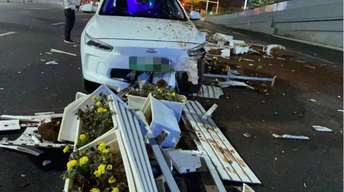 昆明一网约车凌晨市中心肇事 撞翻路中十多米花盆（市民供图）