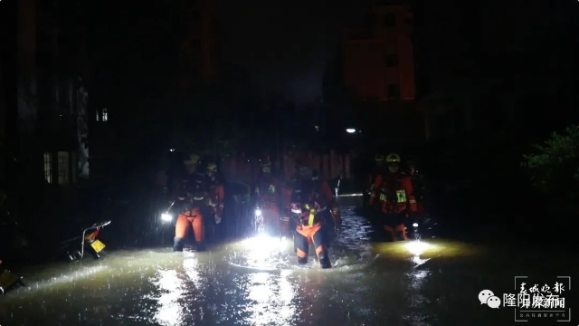 主城区多路段内涝 多部门联动连夜排险（崔敏 通讯员 吴秀华 摄影报道）