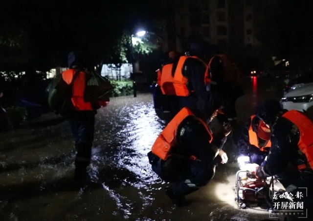 主城区多路段内涝 多部门联动连夜排险（崔敏 通讯员 吴秀华 摄影报道）