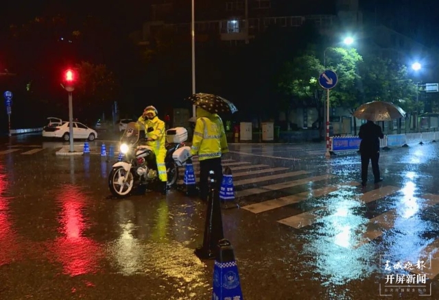 主城区多路段内涝 多部门联动连夜排险（崔敏 通讯员 吴秀华 摄影报道）