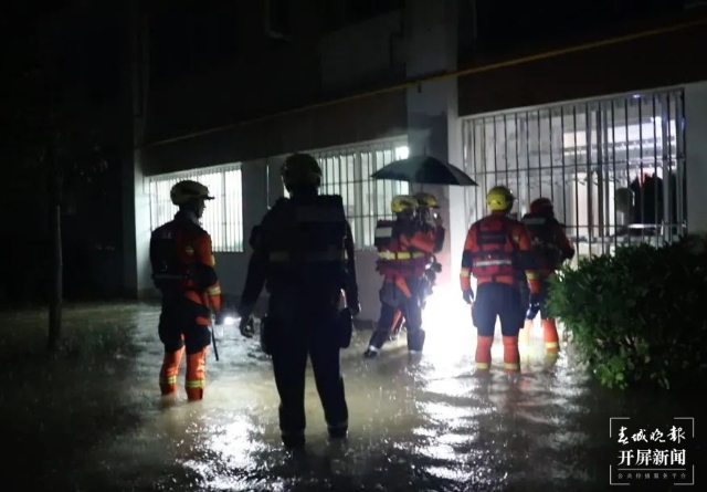 主城区多路段内涝 多部门联动连夜排险（崔敏 通讯员 吴秀华 摄影报道）