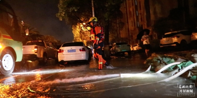 主城区多路段内涝 多部门联动连夜排险（崔敏 通讯员 吴秀华 摄影报道）