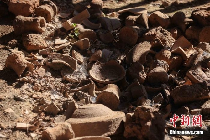 7月9日,德化窑址中的屈斗宫窑址内残存的瓷器碎片。蒋启明 摄 点击进入下一页