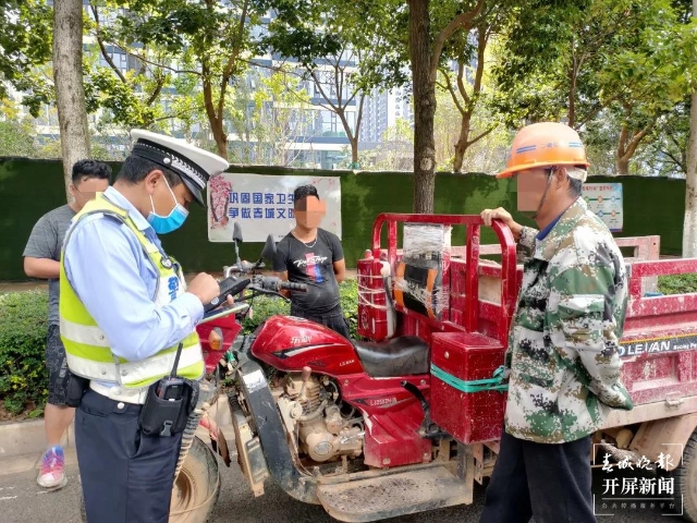 昆明一男子无证醉驾无牌三轮摩托，还反问交警如何购买驾驶证？.jpg