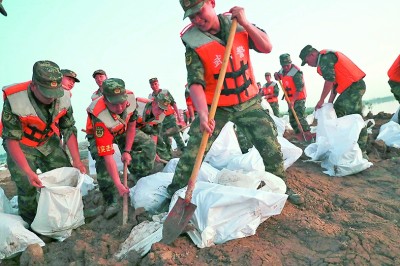 奋战在抗洪第一线