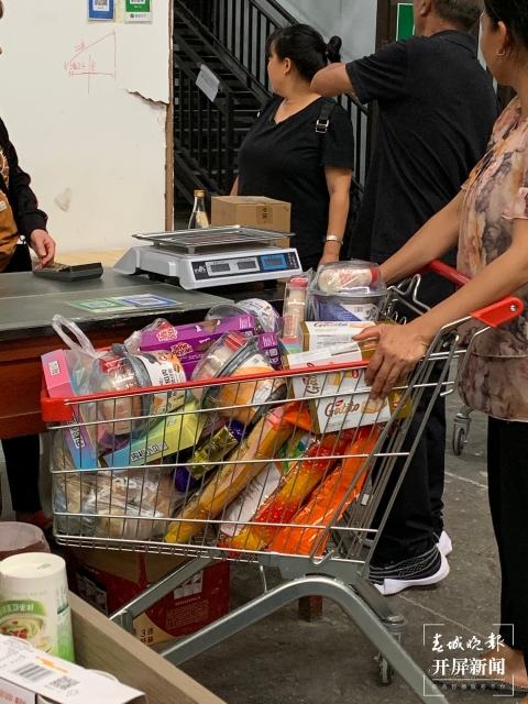 物价“打骨折”的临期商品专卖店在昆明兴起（春城晚报-开屏新闻记者 孙琴霞 实习生 黄千仪 摄）