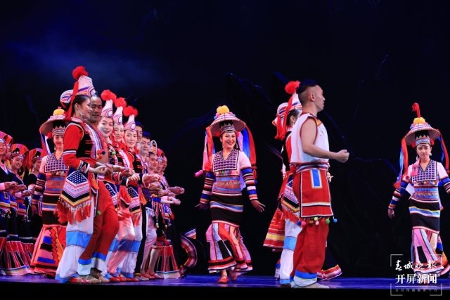 第十六届云南省新剧(节)目展演圆满落幕(春城晚报-开屏新闻记者 丁星亦 周明佳 摄)