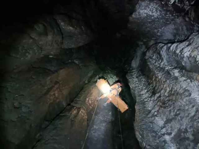 镇雄一女子掉入40米深洞,消防深夜紧急救援(图自云南消防)